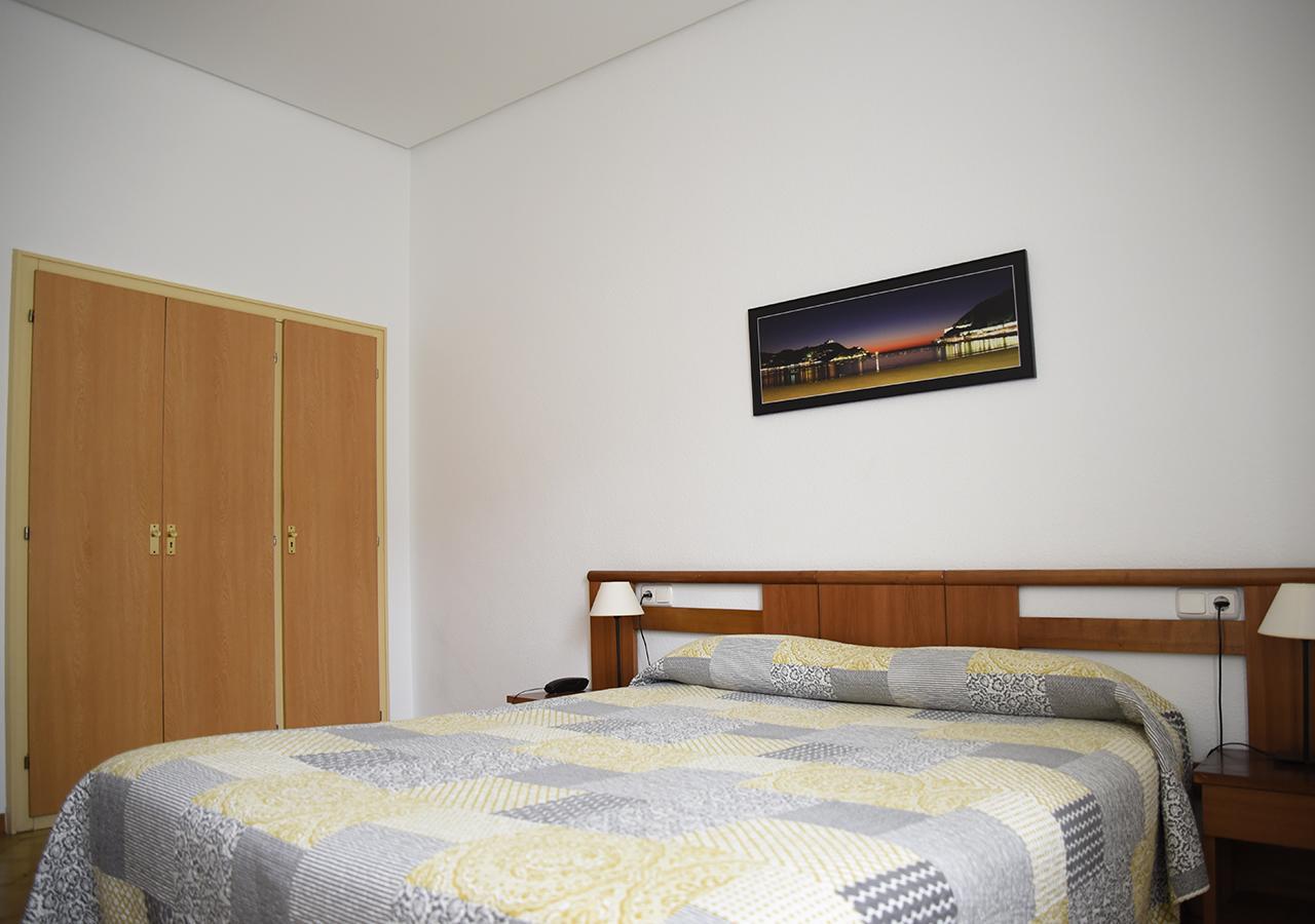 Habitación con cama grande